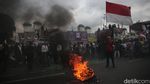 Aksi Bakar Ban Warnai Demo di DPR