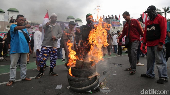 Aksi Bakar Ban Warnai Demo di DPR Aksi Bakar Ban Warnai Demo di DPR