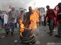 Aksi Bakar Ban Warnai Demo di DPR