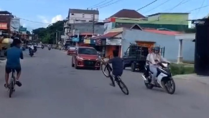 Aksi bocah freestyl bahayakan pengendara di Muna, Sultra.