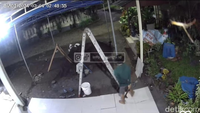 Aksi pencuri membawa sajam satroni rumah warga di Bogor (tangkapan layar)