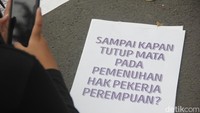 Pada tahun ini, massa menyampaikan lebih dari 40 tuntutan terhadap segala bentuk penindasan, seperti kekerasan berbasis gender, ekonomi, diskriminasi kaum minoritas, pendidikan, dan genosida. Bahkan, aksi IWD 2024 Bandung kali ini juga menyelipkan isu penggusuran lahan di Tamansari dan Dago Elos. Foto: David Kristian Irawan/detikJabar