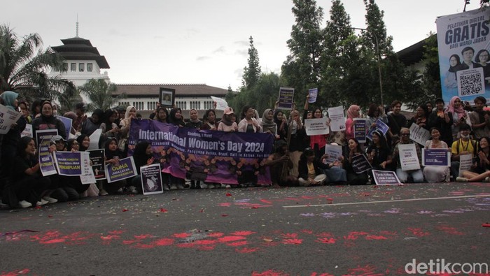 Aksi peringatan Hari Perempuan Internasional di Bandung.