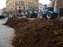 Aksi Petani Buang Kotoran di Depan Kantor Pemerintahan Ceko