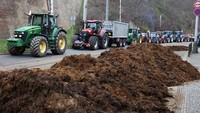 Para petani dengan mengendarai traktor kembali berdemo di Praha, Republik Ceko, 7 Maret 2024.