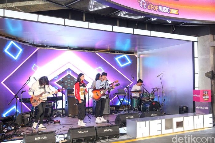 Aksi Shallee Band Guncang Panggung d'Pop Music Day