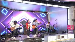Aksi Shallee Band Guncang Panggung dPop Music Day