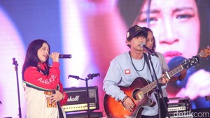 Di akhir aksinya, Shallee Band berharap lagu-lagunya bisa diterima masyarakat Indonesia. Foto: Grandyos Zafna/ detikcom