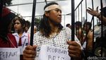 Aksi Teatrikal Buruh Peringati Hari Perempuan Sedunia di Patung Kuda