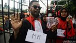 Aksi Teatrikal Buruh Peringati Hari Perempuan Sedunia di Patung Kuda