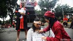 Aksi Teatrikal Buruh Peringati Hari Perempuan Sedunia di Patung Kuda