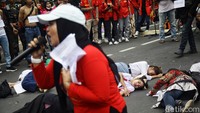 Mereka juga berorasi menyuarakan tuntutannya.