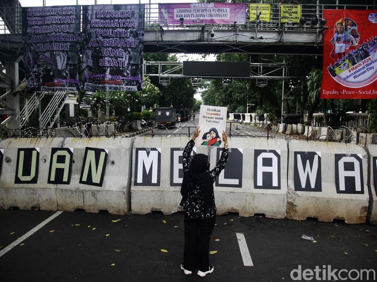 Aksi Teatrikal Buruh Peringati Hari Perempuan Sedunia di Patung Kuda