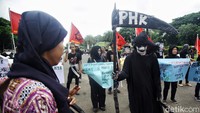Ratusan orang dari elemen buruh hingga aktivis menggelar teatrikal di kawasan Patung Kuda, Jalan Medan Merdeka Barat, Jakarta, Jumat (8/3/2024).