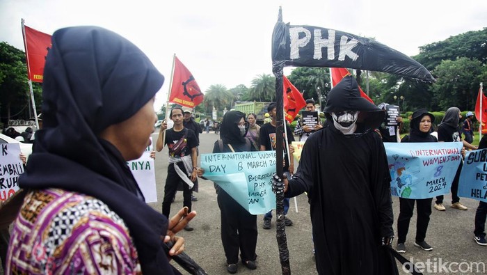 Aksi Teatrikal Buruh Peringati Hari Perempuan di Patung Kuda Ratusan orang dari elemen buruh, aktivis dan berbagai elemen masyarakat menggelar teatrikal memperingati hari perempuan internasional di kawasan Patung Kuda, Jl Medan Merdeka Barat, Jakarta, Jumat (8/3/2024). Beragam isu perempuan disuarakan melalui poster, spanduk dan orasi selama demonstrasi berlangsung. Aksi berjalan tertib.