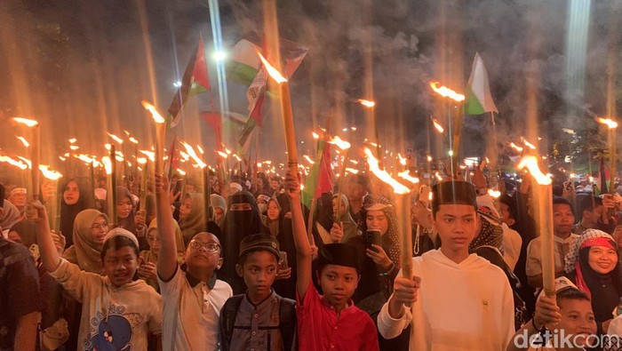 Aksi warga Medan pawai obor menyambut Ramadan 1445 . (Kartika Sari/detikSumut)