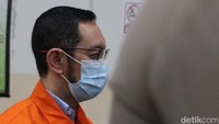 Jaksa juga menuntut Andhi membayar denda Rp 1 miliar. Apabila denda tak dibayar, diganti dengan hukuman 6 bulan kurungan. 