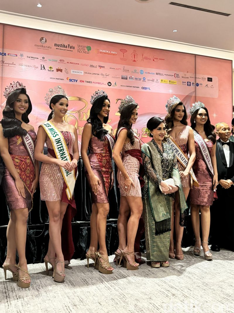Andrea Valentina Rubio Armas (Miss International 2023), Andrea Victoria Aguilera (Miss Supranational 2023), dan Luma Russo (Miss Charm 2023) di press conference grand final Puteri Indonesia 2024