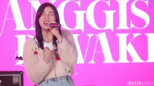 Anggis menyanyikan dua lagu, Bodoh dan Kisah Tanpa Dirimu. Jangan sampai terlewat dPop Music Day sampai nanti malam, detikers! Foto: Grandyos Zafna/detikFoto