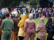 Antrean Pembeli Pangan Murah di Batang Mengular Panjang