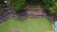 Sejumlah warga antre membeli saat gerakan pangan murah (GPM) dan operasi pasar murah (OPM) di Pendopo Kabupaten Batang, Jawa Tengah, Jumat (8/3/2024).