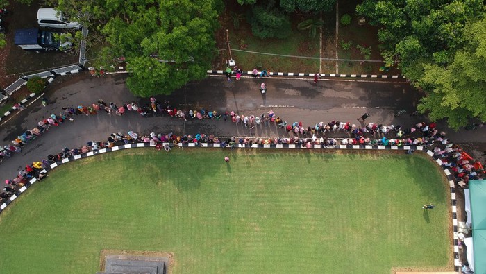 Antrean gerakan pangan murah di Batang Sejumlah warga antre membeli saat gerakan pangan murah (GPM) dan operasi pasar murah (OPM) di Pendopo Kabupaten Batang, Jawa Tengah, Jumat(8/3/2024). Bank Indonesia Tegal bersama Badan Pangan Nasional, Bulog dan pemerintah setempat menggelar GPM dan OPM dengan menjual bahan kebutuhan pokok seharga paket Rp85 ribu dengan mendapatkan subsidi Rp10 ribu dari Bank Indonesia dan apabila membayar menggunakan QRIS menjadi Rp60 ribu, yang berisi beras, gula pasir, dan minyak goreng per paket bertujuan untuk menjaga kestabilan pasokan jelang Ramadhan. ANTARA FOTO/Harviyan Perdana Putra/foc.