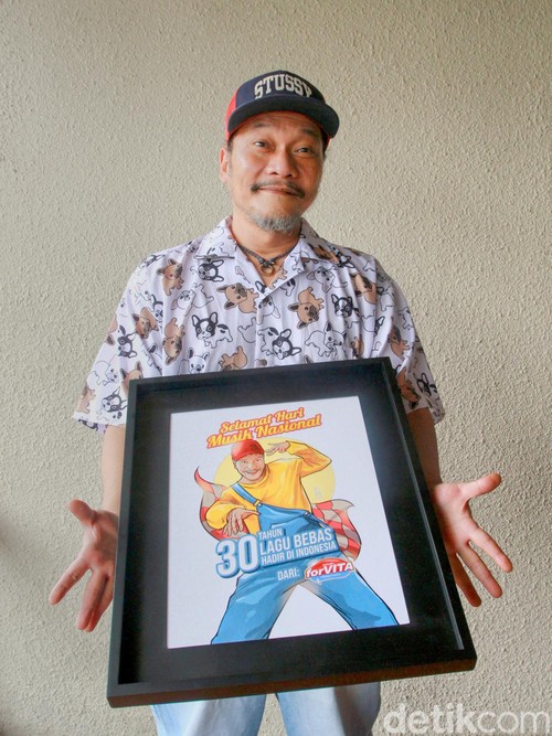 Perayaan Hari Musik Nasional yang diperingati setiap tanggal 9 Maret, menjadi sebuah wadah apresiasi tersendiri bagi para musisi Indonesia beserta karya- karya yang telah mereka kontribusikan bagi Indonesia. Iwa-K, musisi senior Indonesia yang juga berkecimpung aktif dalam dunia musik nasional sebagai seorang rapper dan penulis lagu, turut merayakan Hari Musik Nasional lewat cerita kilas balik perjalanan single, “Bebas”, yang sudah menginjak usia 30 tahun. Iwa-K menceritakan bahwa lagu ‘Bebas’ yang ia tulis terinspirasi dari bacaan mengenai sebuah aliran Buddha, zen dharma, yang percaya akan konsep kehidupan untuk membebaskan pikiran.