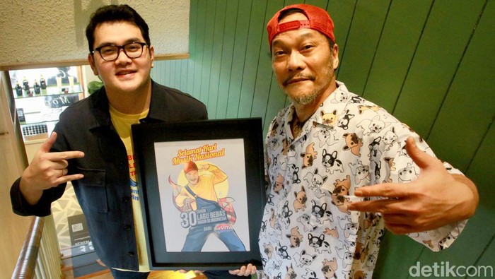 Perayaan Hari Musik Nasional yang diperingati setiap tanggal 9 Maret, menjadi sebuah wadah apresiasi tersendiri bagi para musisi Indonesia beserta karya- karya yang telah mereka kontribusikan bagi Indonesia. Iwa-K, musisi senior Indonesia yang juga berkecimpung aktif dalam dunia musik nasional sebagai seorang rapper dan penulis lagu, turut merayakan Hari Musik Nasional lewat cerita kilas balik perjalanan single, “Bebas”, yang sudah menginjak usia 30 tahun. Iwa-K menceritakan bahwa lagu ‘Bebas’ yang ia tulis terinspirasi dari bacaan mengenai sebuah aliran Buddha, zen dharma, yang percaya akan konsep kehidupan untuk membebaskan pikiran.