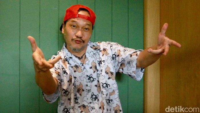 Perayaan Hari Musik Nasional yang diperingati setiap tanggal 9 Maret, menjadi sebuah wadah apresiasi tersendiri bagi para musisi Indonesia beserta karya- karya yang telah mereka kontribusikan bagi Indonesia. Iwa-K, musisi senior Indonesia yang juga berkecimpung aktif dalam dunia musik nasional sebagai seorang rapper dan penulis lagu, turut merayakan Hari Musik Nasional lewat cerita kilas balik perjalanan single, “Bebas”, yang sudah menginjak usia 30 tahun. Iwa-K menceritakan bahwa lagu ‘Bebas’ yang ia tulis terinspirasi dari bacaan mengenai sebuah aliran Buddha, zen dharma, yang percaya akan konsep kehidupan untuk membebaskan pikiran.