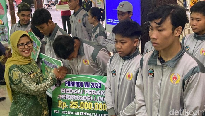 Atlet Blitar mendapat bonus