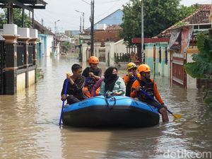 Perbaikan Tanggul Belum Tuntas, Banjir Masih Rendam 3 Desa di Mojokerto