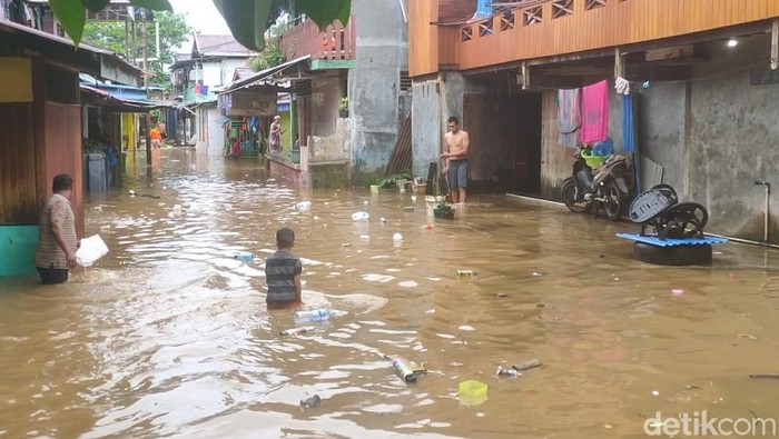 Banjir merendam permukiman warga di Kota Sorong, Papua Barat Daya.