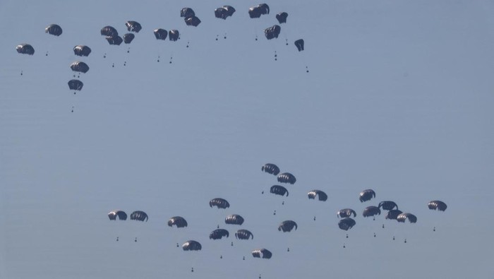 Packages fall towards northern Gaza, after being dropped from a military aircraft, amid the ongoing conflict between Israel and the Palestinian group Hamas, as seen from Israel's border with Gaza in southern Israel March 7, 2024. REUTERS/Amir Cohen