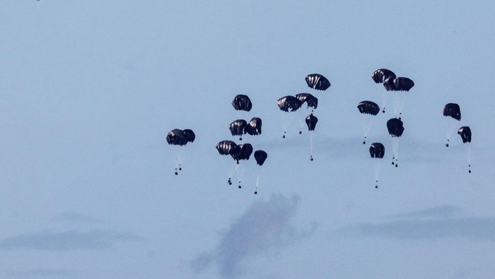 Packages fall towards northern Gaza, after being dropped from a military aircraft, amid the ongoing conflict between Israel and the Palestinian group Hamas, as seen from Israels border with Gaza in southern Israel March 7, 2024. REUTERS/Amir Cohen