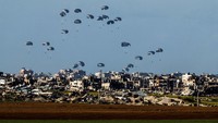 Semakin banyak warga Palestina yang juga merasa tidak aman untuk berkumpul mengambil bantuan yang dijatuhkan dari udara, karena takut ditembak atau dibunuh tentara Israel. Hal ini setelah pekan lalu, lebih dari 100 warga Palestina tewas dan ratusan lainnya terluka, ketika pasukan Israel menembaki konvoi truk bantuan di Jalan al-Rasheed di Kota Gaza.  