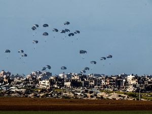 Bantahan AS soal 5 Warga Gaza Tewas saat Bantuan Udara Dijatuhkan