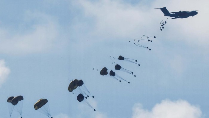 Packages fall towards northern Gaza, after being dropped from a military aircraft, amid the ongoing conflict between Israel and the Palestinian group Hamas, as seen from Israel's border with Gaza in southern Israel March 7, 2024. REUTERS/Amir Cohen