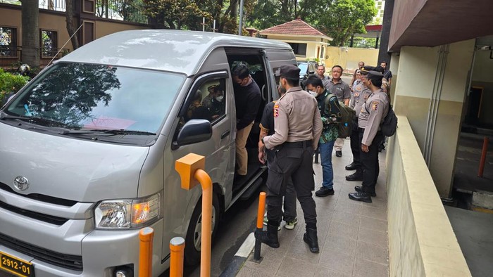 Bareskrim Polri melimpahkan berkas dan tersangka kasus PPLN Kuala Lumpur, Malaysia, atas dugaan pelanggaran Pemilu 2024. (dok Istimewa)