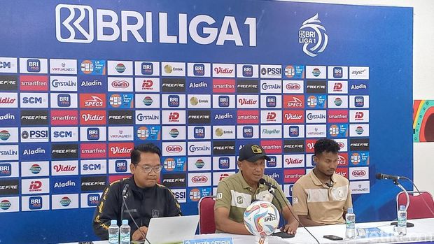 Pelatih Barito Putera Rahmad Darmawan, saat konferensi pers di Stadion Manahan Solo, Jumat (8/3/2024).