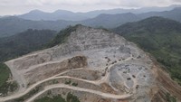 Foto udara pekerja menggunakan alat berat mengangkut material batu andesit untuk pembangunan Bendungan Leuwikeris di Gunung Pangajar, Kabupaten Tasikmalaya, Jawa Barat, Kamis (7/3/2024).