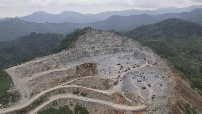 Begini Progres Terbaru Proyek Bendungan Leuwikeris Foto udara pekerja menggunakan alat berat mengangkut material batu andesit untuk pembangunan Bendungan Leuwikeris di Gunung Pangajar, Kabupaten Tasikmalaya, Jawa Barat, Kamis (7/3/2024). Kementerian PUPR terus mendorong optimalisasi pemanfaatan waduk atau bendungan multiguna untuk mencapai target Energi Baru Terbarukan (EBT) sebesar 23 persen pada tahun 2025 menuju zero emission pada tahun 2060. ANTARA FOTO/Adeng Bustomi/YU