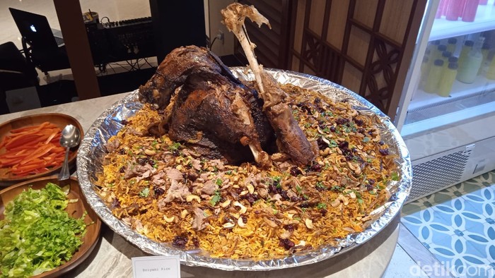 Hadir dengan Sentuhan Baru, Kafe Ini Sajikan Sop Kaki Kambing dan Nasi Biryani