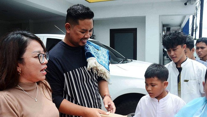 Berbagi Rezeki di Jumat Berkah Direktur Utama PT Garuda Utama Persada Deden Kristiawan (kanan) dan Direktur Operasional PT Garuda Utama Persada Kanti Sakila (kiri) membagikan nasi kotak dan minuman 350 kepada warga yang melintas saat Jumat Berkah ke-118 di Jalan Kecapi, Jakarta, Jumat (8/3/2024). Melalui program ini, PT Garuda Utama Persada bertekad untuk terus menjadi sumber inspirasi dan memberikan manfaat bagi masyarakat.