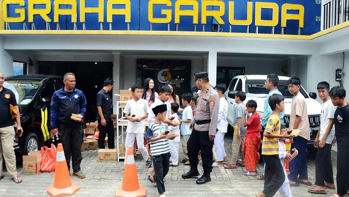 Direktur Utama PT Garuda Utama Persada Deden Kristiawan (kanan) dan Direktur Operasional PT Garuda Utama Persada Kanti Sakila (kiri) membagikan nasi kotak dan minuman 350 kepada warga yang melintas saat Jumat Berkah ke-118 di Jalan Kecapi, Jakarta, Jumat (8/3/2024). Melalui program ini, PT Garuda Utama Persada bertekad untuk terus menjadi sumber inspirasi dan memberikan manfaat bagi masyarakat.