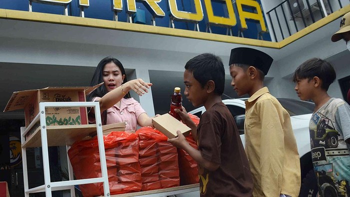 Berbagi Rezeki di Jumat Berkah Direktur Utama PT Garuda Utama Persada Deden Kristiawan (kanan) dan Direktur Operasional PT Garuda Utama Persada Kanti Sakila (kiri) membagikan nasi kotak dan minuman 350 kepada warga yang melintas saat Jumat Berkah ke-118 di Jalan Kecapi, Jakarta, Jumat (8/3/2024). Melalui program ini, PT Garuda Utama Persada bertekad untuk terus menjadi sumber inspirasi dan memberikan manfaat bagi masyarakat.