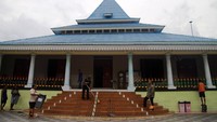 Kegiatan bersih-bersih masjid tertua di tidore itu untuk menyambut Ramadan.