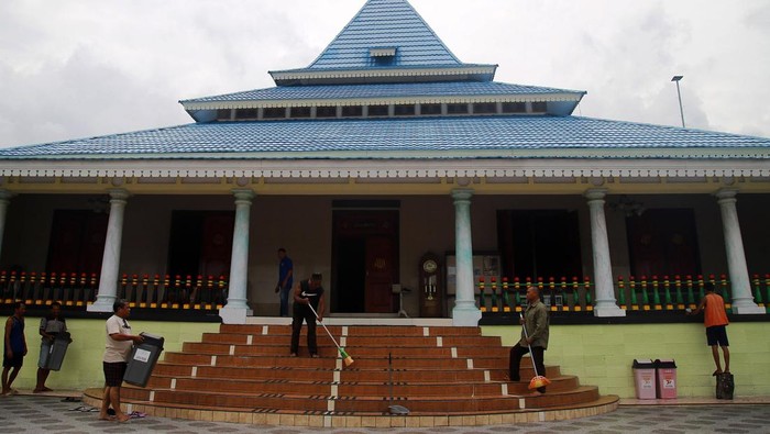 Warga membersihkan lantai saat gerakan bersih masjid di Masjid Kesultanan Tidore di Kota Tidore Kepulauan, Maluku Utara, Jumat (8/3/2024). Kegiatan bersih-bersih masjid tertua yang dibangun pada tahun 1700 Masehi tersebut untuk menyambut Ramadhan sekaligus memberikan kenyamanan bagi jamaah dalam beribadah. ANTARA FOTO/Andri Saputra/rwa.
