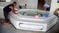 Masjid itu dibersihkan untuk memberikan kenyamanan jemaah dalam beribadah.