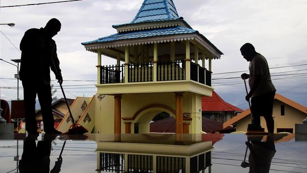 Bersih-bersih Masjid Tertua di Tidore Jelang Ramadan