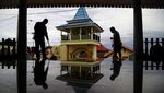 Bersih-bersih Masjid Tertua di Tidore Jelang Ramadan